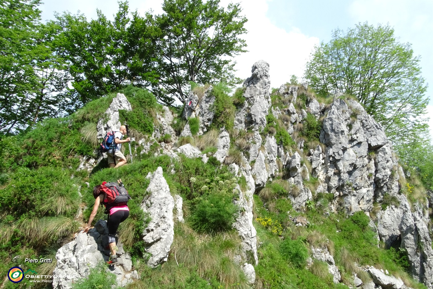 56 Seguendo il sent. 521 scendiamo ai torrioni d'arrampicata in Cornagera.JPG